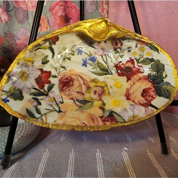 DECOUPAGE CLAM SHELL DECOUPAGE FLOWERS 💐 ON A CLAM SHELL TRINKET DISH - Picture 1 of 10